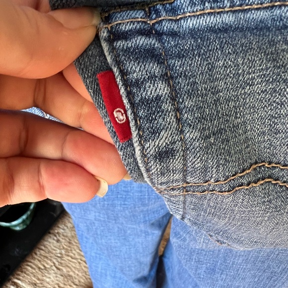 Women’s Levi’s boyfriend jeans with distressed holes. THE ZIPPER IS BROKEN. - Picture 10 of 16